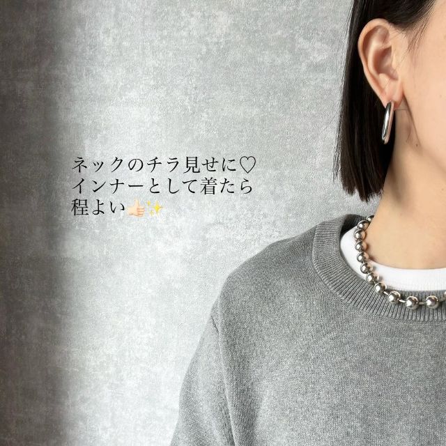 白のソフトリブクルーネックTとスウェットを着用している