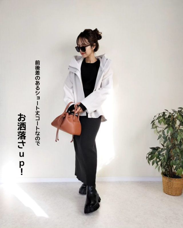 GU「コージーメルトンショート」モノトーンコーデの女性①