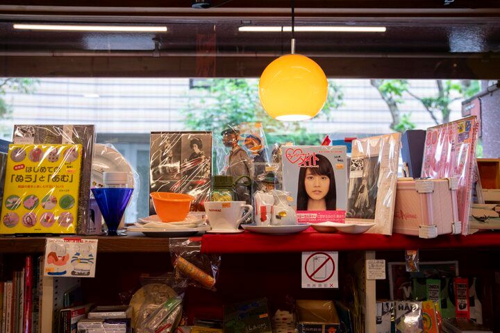 ユニークな品揃えが楽しい！一期一会の出会いが待つ古書店・雑司が谷「古書 往来座」