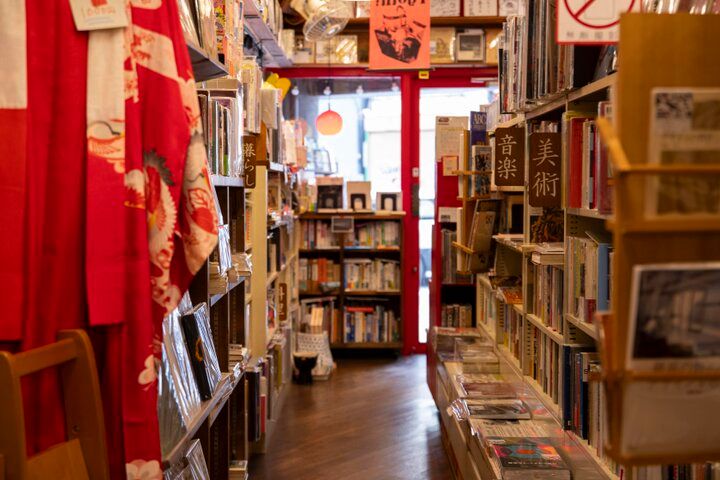 ユニークな品揃えが楽しい！一期一会の出会いが待つ古書店・雑司が谷「古書 往来座」