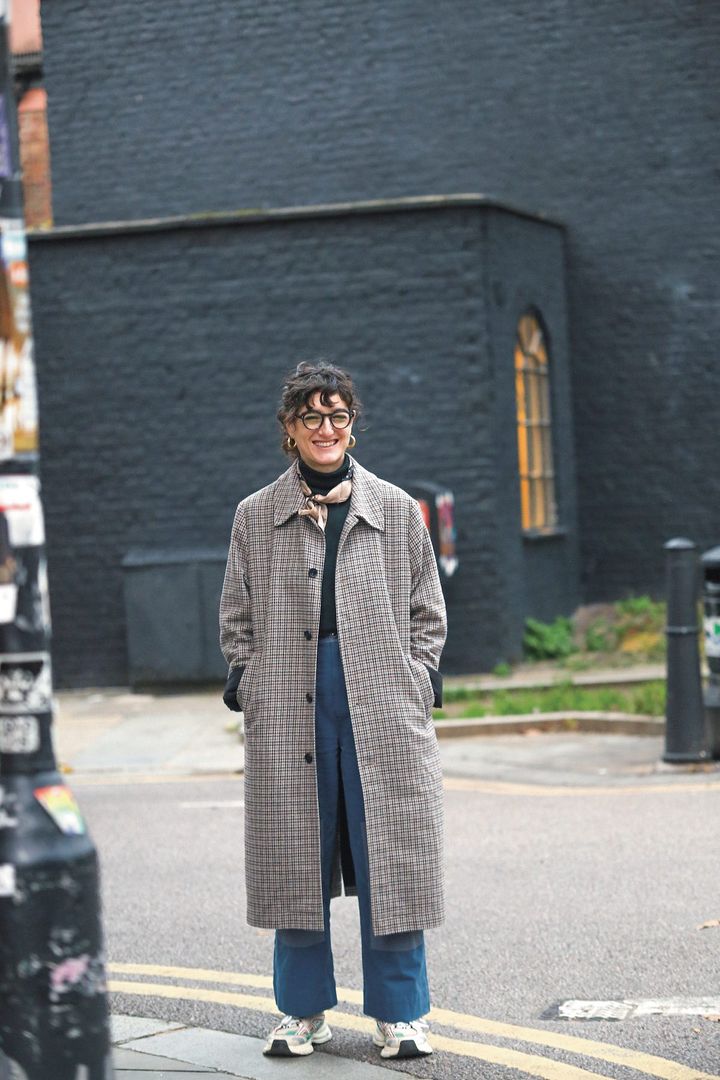 チェックのコートにスカーフを合わせてコーデをグレートアップ！