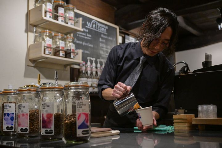 ユニークなコーヒーのアイデアは店主の望月さんによるもの