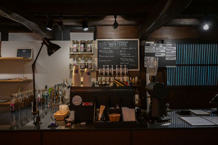 店舗は2階建て。1階はカウンターとテーブル席。2階はゆっくりとくつろげるフラットシートになっています