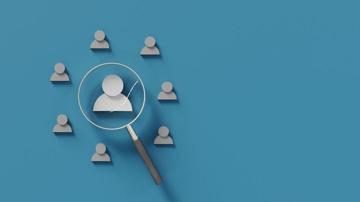 虫眼鏡を通してヘッドハンティングする3Dイメージ