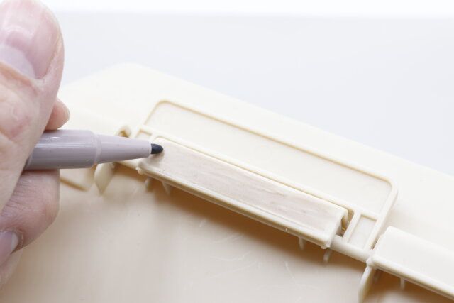 セリア 油性ツインカラーマーカー4Pをプラスチック面に使う様子