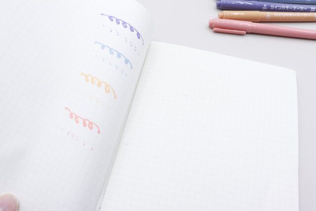 セリア 油性ツインカラーマーカー4Pの裏抜けの様子