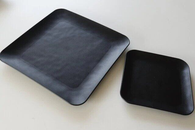 ダイソーの深月レンジ食器（角皿、23cm、黒）と深月レンジ食器（角皿、15cm、2枚、黒）
