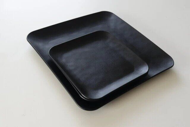 ダイソーの深月レンジ食器（角皿、23cm、黒）と深月レンジ食器（角皿、15cm、2枚、黒）のサイズ感