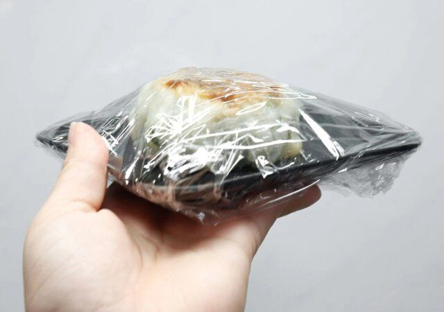 ダイソーの深月レンジ食器（角皿、23cm、黒）と深月レンジ食器（角皿、15cm、2枚、黒）の素材感