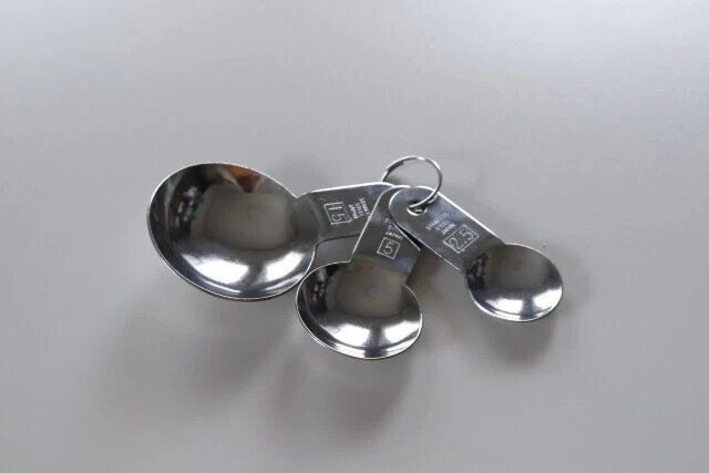 ダイソーのコンパクト軽量スプーン 3本はリングでつながっている