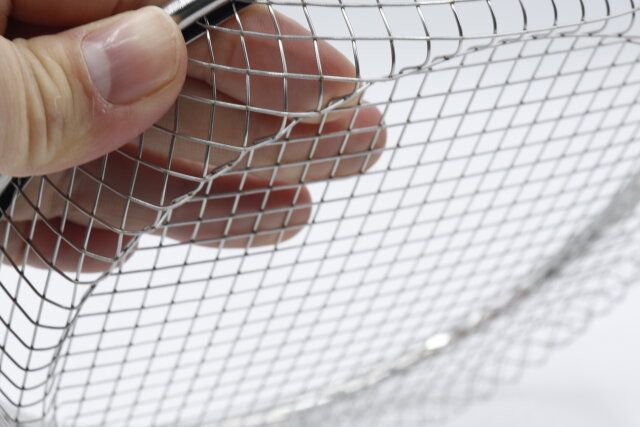 ダイソーのステンレス浅ザル（油切 皿19cm）の網目