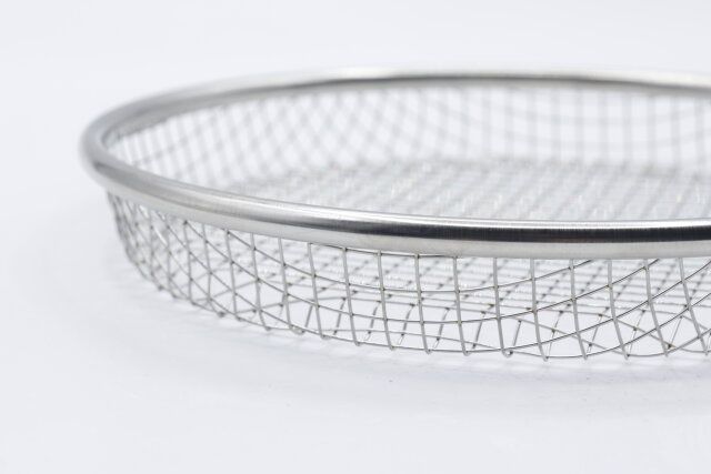 ダイソーのステンレス浅ザル（油切 皿19cm）の底面