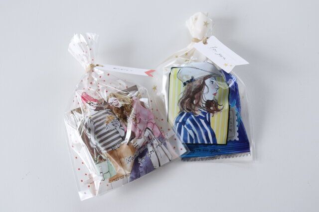 セリアのクリアバッグ S タグ付のサイズ感