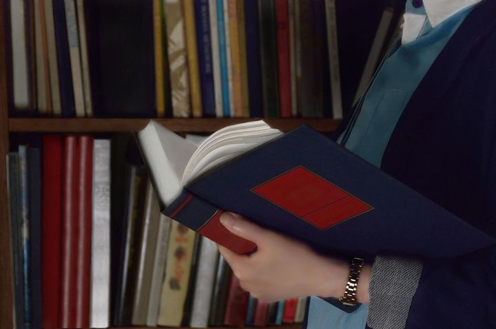 本を読む人のイメージ