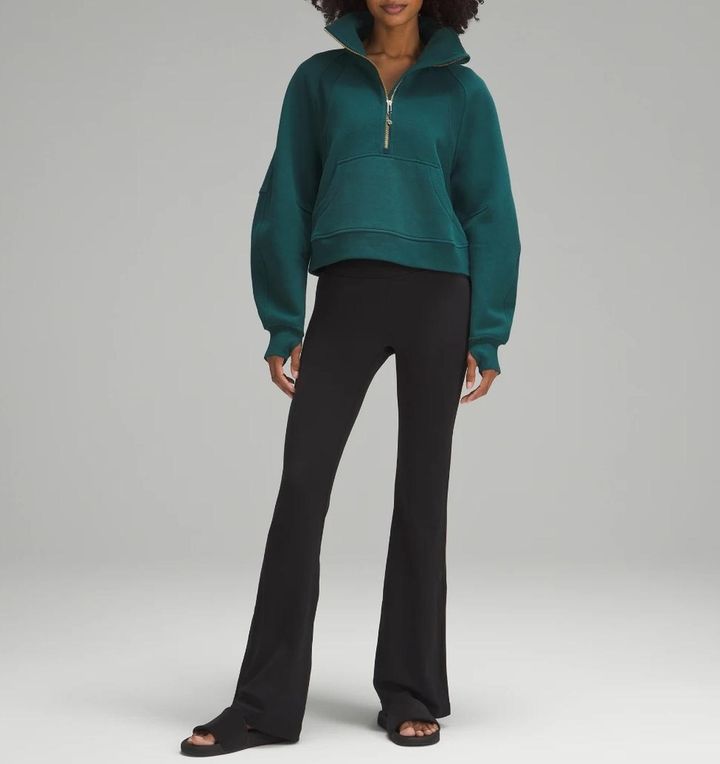 画像: Scuba オーバーサイズ ファネルネックハーフジップ ゴールドジッパー 出典：ルルレモン