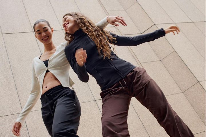 Lululemon 黒 フレア裾 トレーニングパンツ