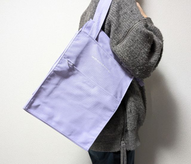 パープルを肩にかけたところ