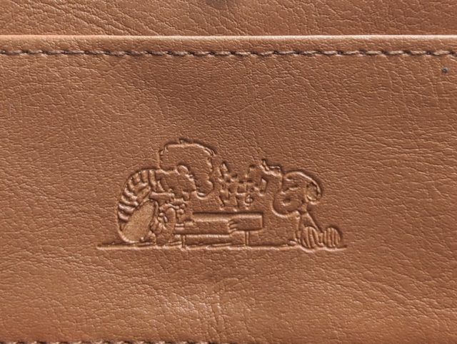 黒財布のコインケースの型押し