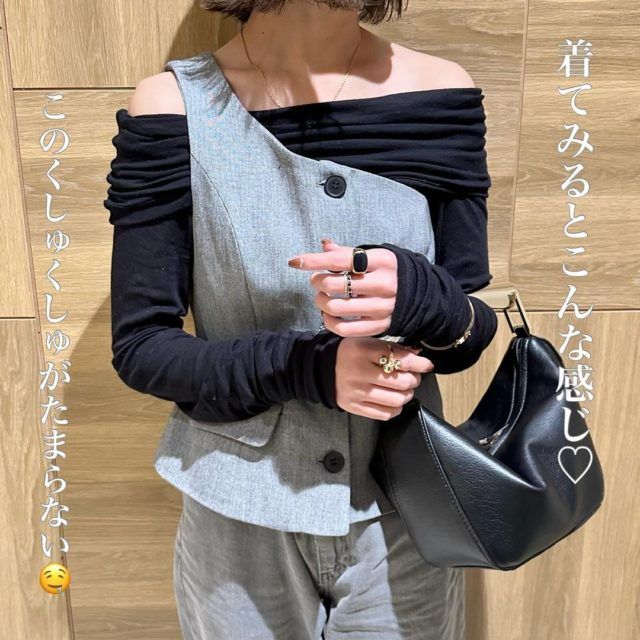 カットアウト ショルダー トップスを着用している