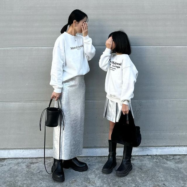 メタリックペンシルスカートを着用したコーデ