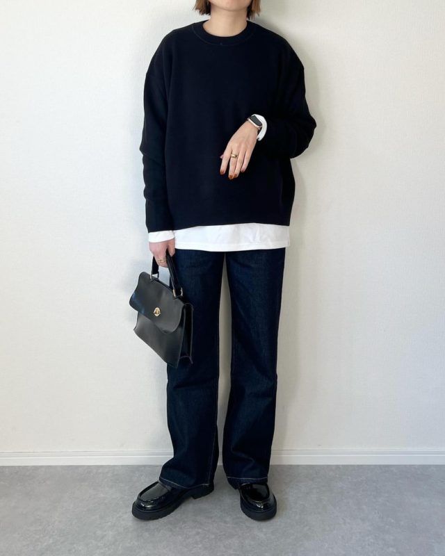 UNIQLO「スムースセーター」ブラックコーデの女性正面