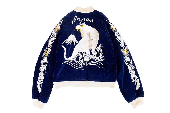 ホワイトサテンが使用されたスカジャン