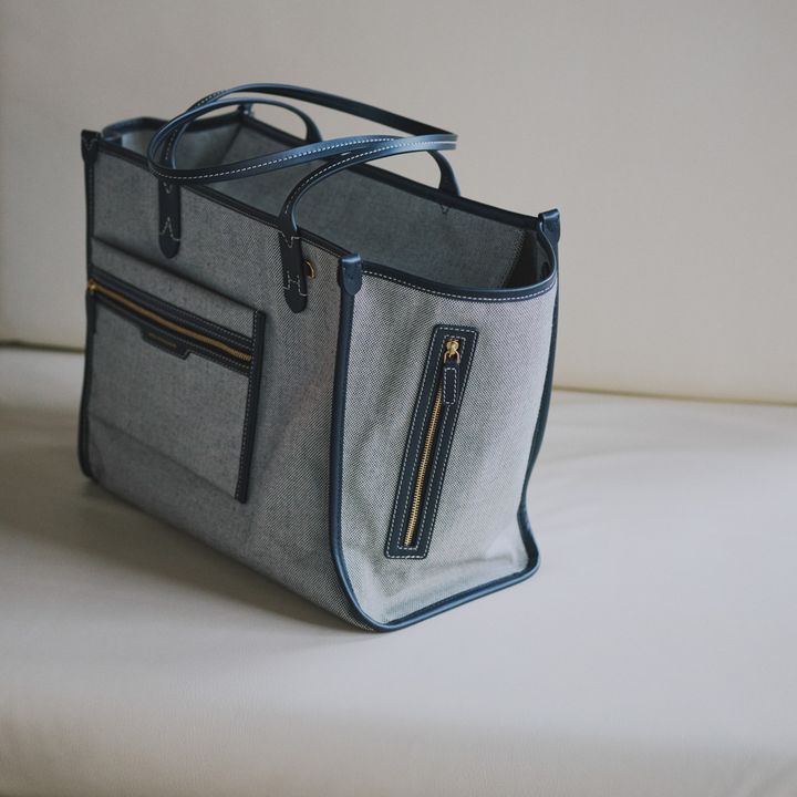 程よいラフさときちんと感を両立した、《アニヤ・ハインドマーチ》のキャンバストート【マイスタンダードブック】