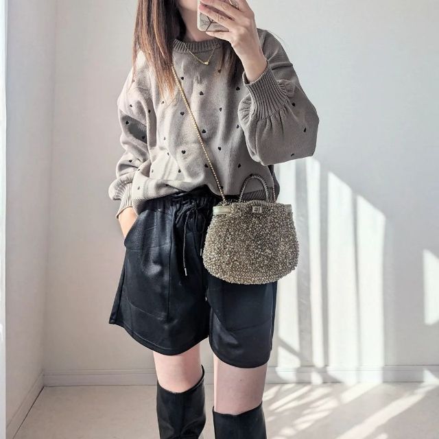 ブラウンのエアポリハートシシュPOナカとショートパンツを着用したコーデ