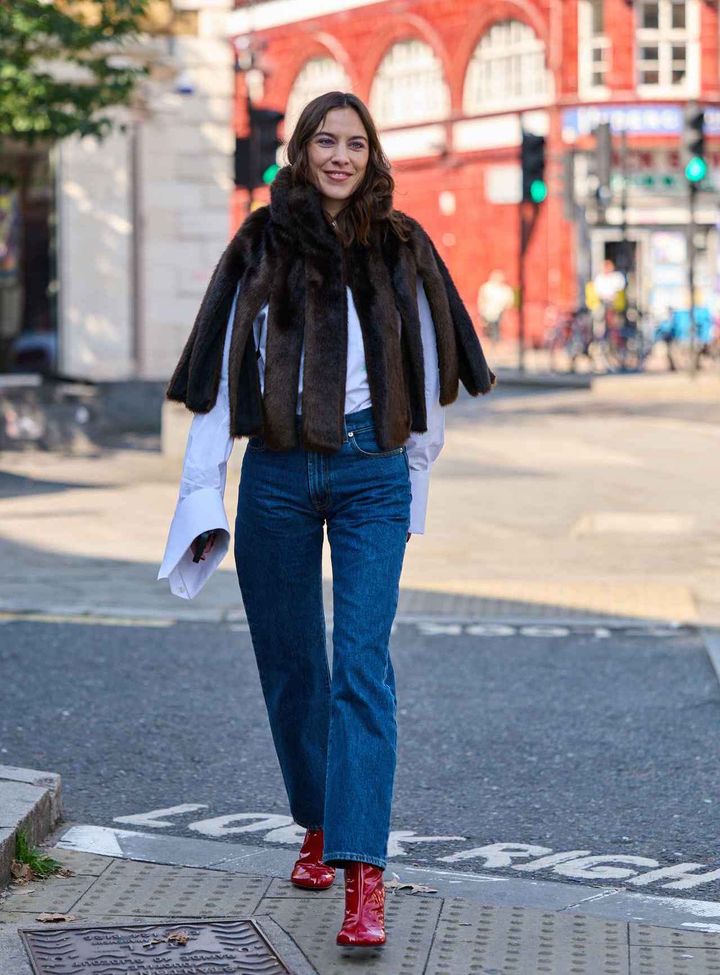 画像: トレンド感溢れる「レッドシューズ」