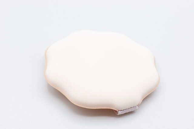 ダイソーのメイクアップパフ（花形、2個、専用ケース付）の質感