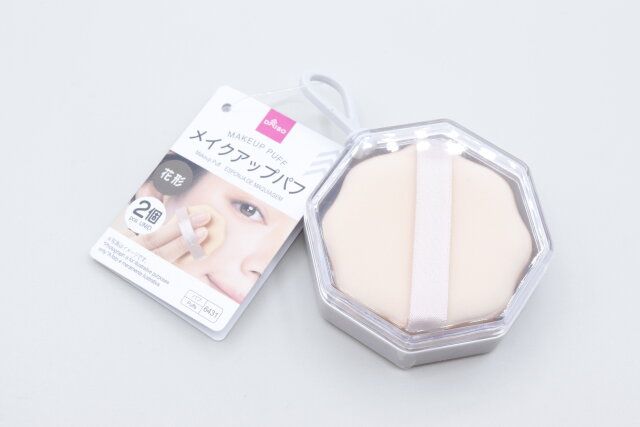 ダイソーのメイクアップパフ（花形、2個、専用ケース付）のパッケージ