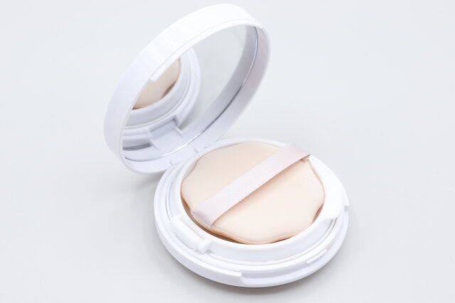 ダイソーのメイクアップパフ（花形、2個、専用ケース付）をパクトに入れた様子