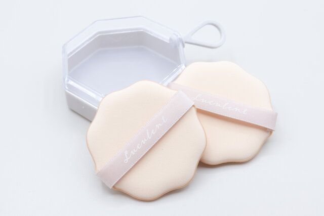 ダイソーのメイクアップパフ（花形、2個、専用ケース付）