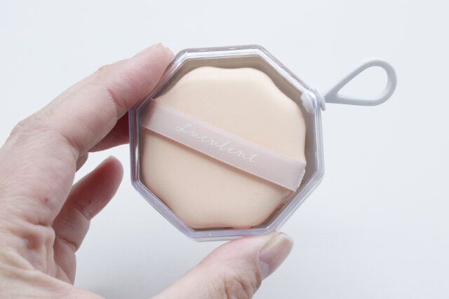 ダイソーのメイクアップパフ（花形、2個、専用ケース付）のサイズ感