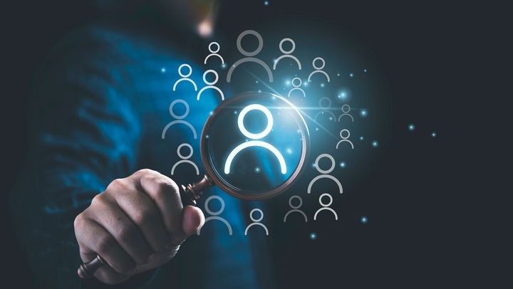 ルーペを持つ実業家のコンセプトイメージ