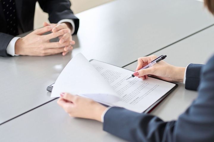 ビジネス面接を行う女性の手