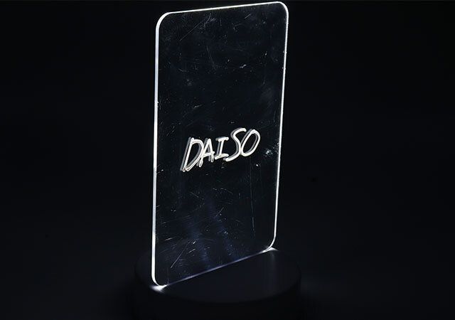 白い蛍光マーカーで文字が光っているボードライト