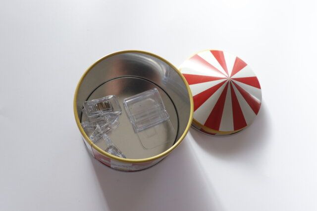 セリアのブリキ缶 テント／ダンボにクリップを入れた様子