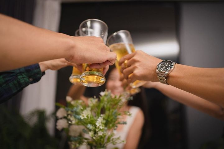 ビールで乾杯するグループ