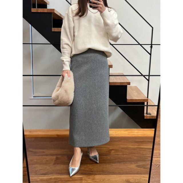 プレミアムラムクルーネックセーターを着用している