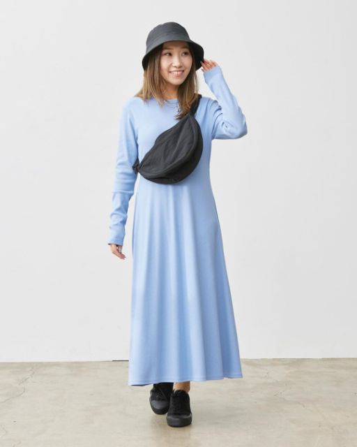 青のリブフレアワンピースを着用している