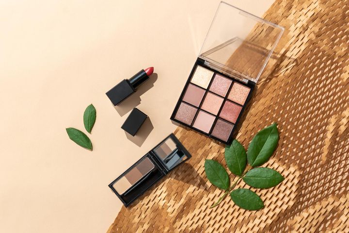 画像: アイシャドウの仕上げはパウダーで