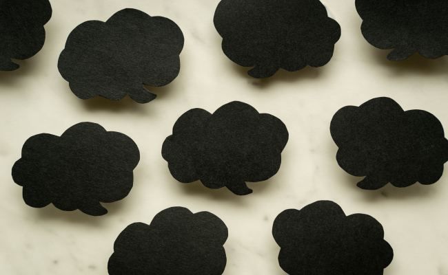 噂話が飛び交うイメージ