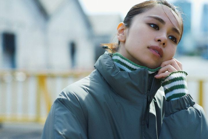 ダウンジャケット￥99,000（ハイク／ボウルズ） ハイネックニット（２PACK）￥17,600（ケラウズランブラ／ジャック・オブ・オール・トレーズ プレスルーム） スカート￥15,400（アダム エ ロペ）