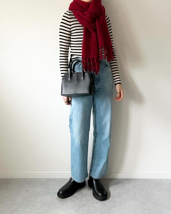 UNIQLOのオフホワイトの「エクストラファインメリノリブタートルネックセーター(長袖)」×ハイライズストレートジーンズ