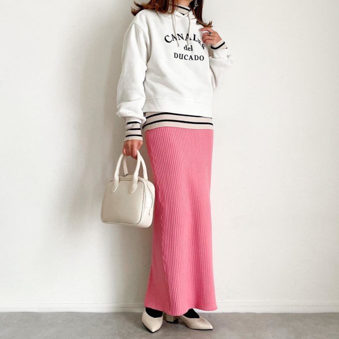 UNIQLOのオフホワイトの「エクストラファインメリノリブタートルネックセーター(長袖)」×リブロングナロースカート