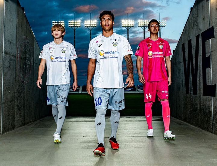 FC今治、2024新ユニフォームを発表！「航跡波」と「海賊」デザインでJ2昇格へ突き進む