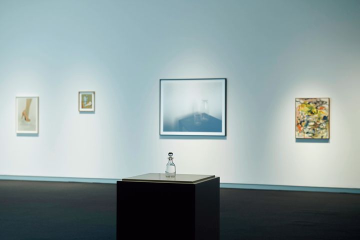 ガラスの器と器を描いた作品が並ぶ〈広島市現代美術館〉での展示風景