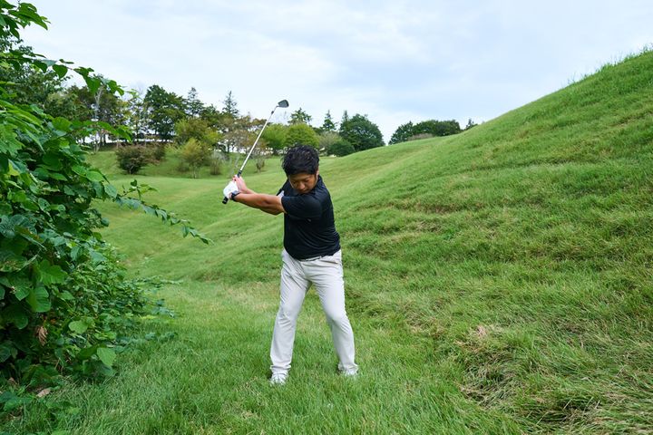 「やってもた！」大ピンチからこれで脱出！ 知って得するゴルフテク【谷底編】