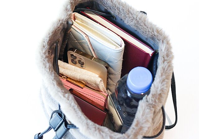 コンジェ ぺイエ アデュー トリステスの2way巾着バッグに荷物を入れた様子